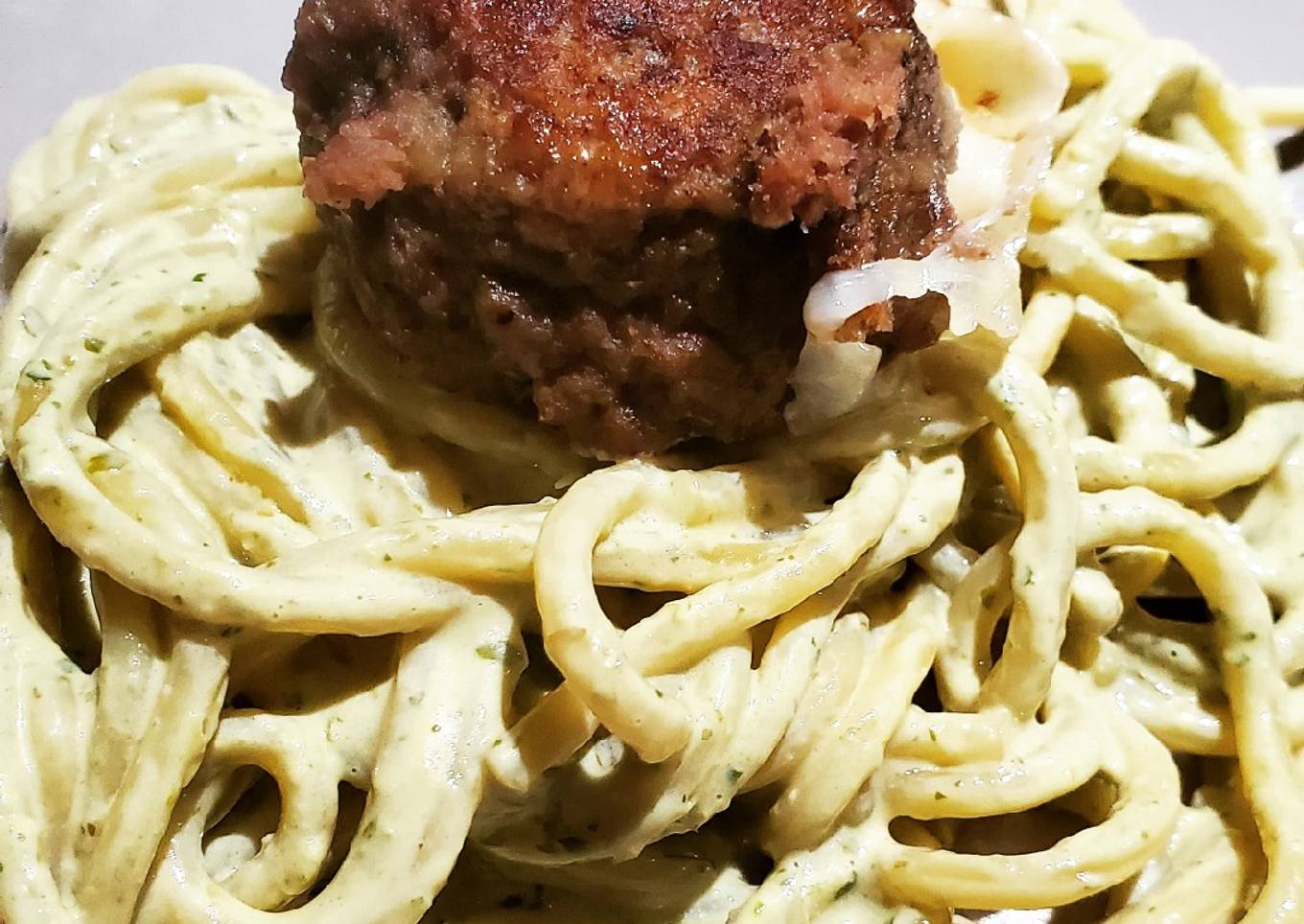 Spaghetti al cilantro con albóndigas rellenas de mozzarella