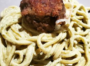 Una foto de Spaghetti al cilantro con albóndigas rellenas de mozzarella