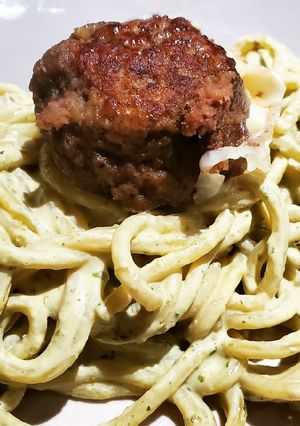 Una foto de Spaghetti al cilantro con albóndigas rellenas de mozzarella