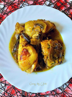 Una foto de Pollo en salsa verde cremosa con champiñones laminados