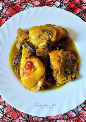 Una foto de Pollo en salsa verde cremosa con champiñones laminados