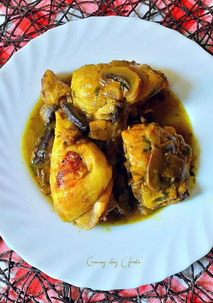 Una foto de Pollo en salsa verde cremosa con champiñones laminados
