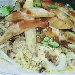 A picture of Khao suey.