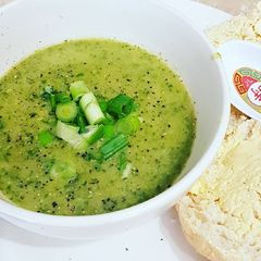 A picture of Courgette, pea and mint soup.