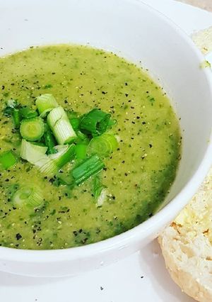 A picture of Courgette, pea and mint soup.