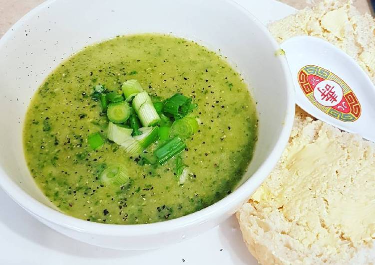 Recipe of Homemade Courgette, pea and mint soup