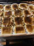 Postre de manzana y nuez con base de galleta y cubierta de marshmallow