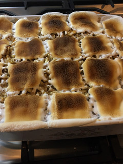 Una foto de Postre de manzana y nuez con base de galleta y cubierta de marshmallow