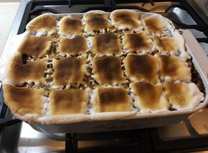 Una foto de Postre de manzana y nuez con base de galleta y cubierta de marshmallow