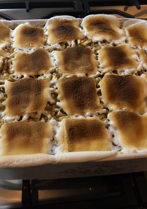 Una foto de Postre de manzana y nuez con base de galleta y cubierta de marshmallow