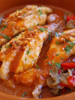 Una foto de Colitas de rape con salsa de escalivada