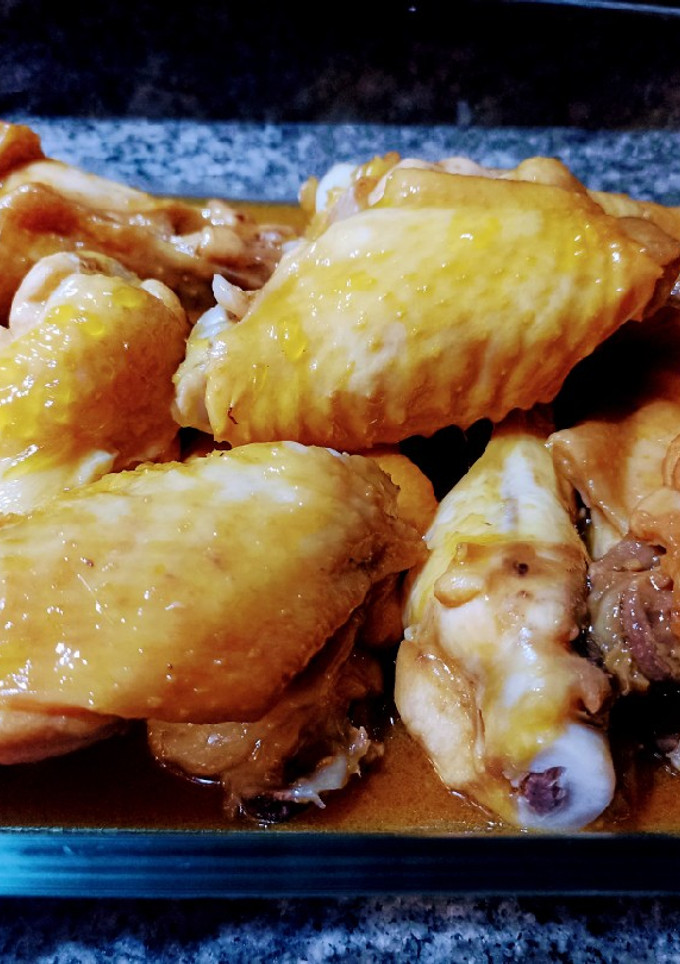 Una foto de Alitas adobadas en salsa