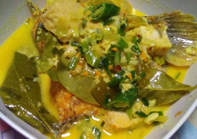 Cara Gampang Membuat Gurame masak kuning mak ve yang Menggugah Selera