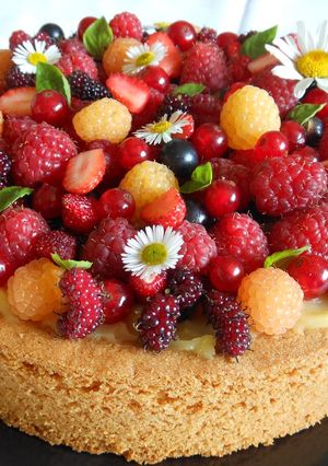 Une photo de Sablé breton aux fruits rouges et lemon curd au basilic