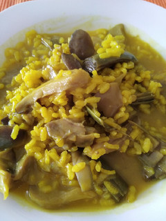 Una foto de Arroz meloso con setas y alcachofas