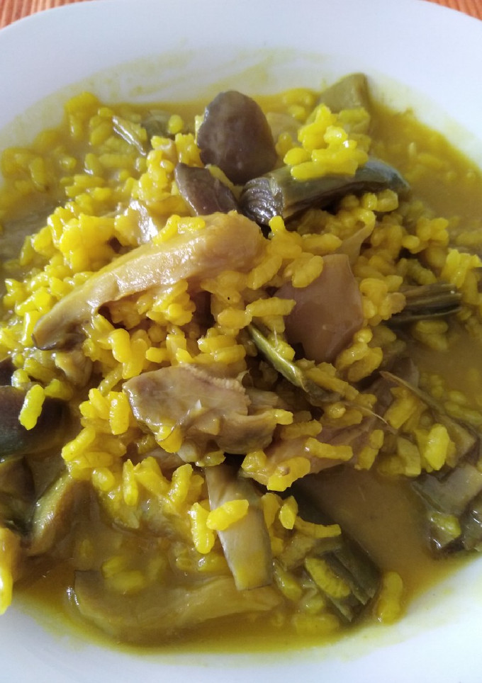 Una foto de Arroz meloso con setas y alcachofas