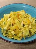 Tagliatelle con gamberi e zucchini all'aglio