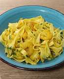 Tagliatelle con gamberi e zucchini all'aglio