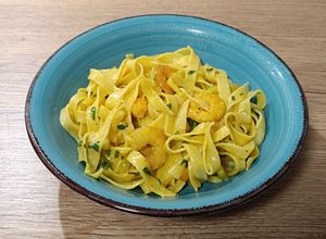 Foto principal de Tagliatelle con gamberi e zucchini all'aglio