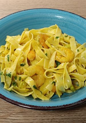 Foto principal de Tagliatelle con gamberi e zucchini all'aglio