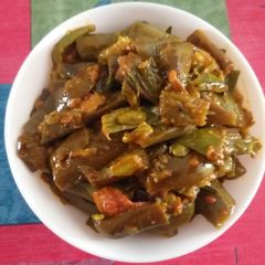 A picture of Brinjal and broad beans curry.