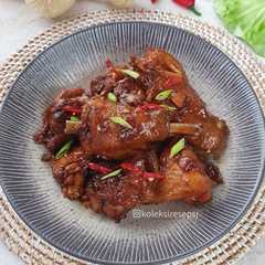A picture of Ayam kecap kering.