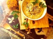 Una foto de pasta con hummus