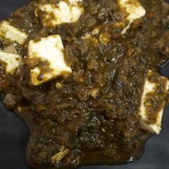 A picture of Paalak paneer.