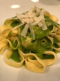 Una foto de Tagliatelle al pesto de rúcula