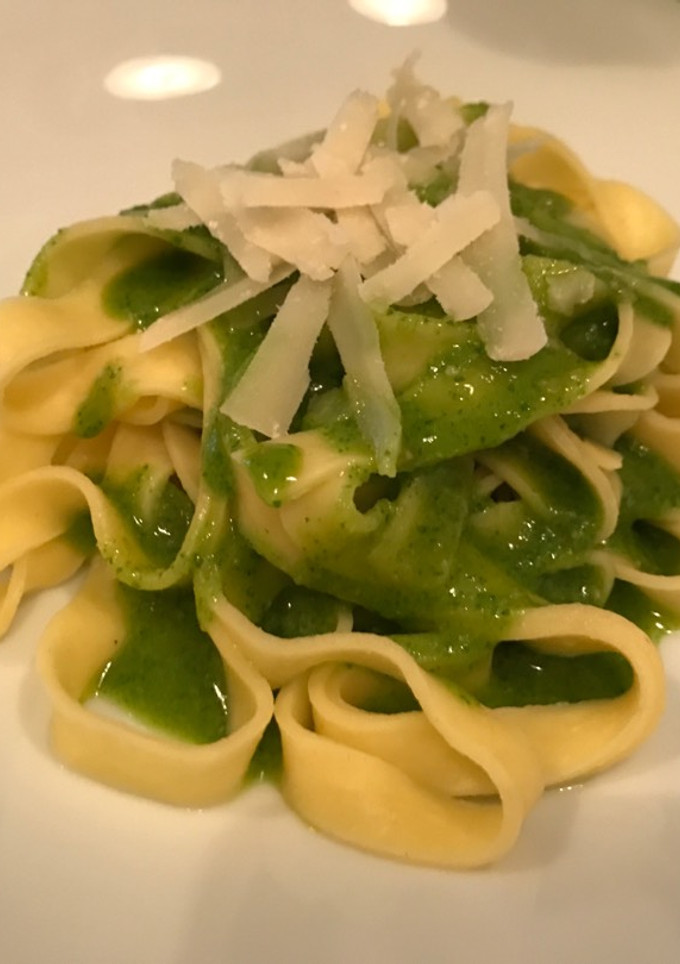 Una foto de Tagliatelle al pesto de rúcula