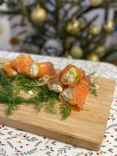 Foto principal de Rollitos de salmón ahumado con crema de queso y mango