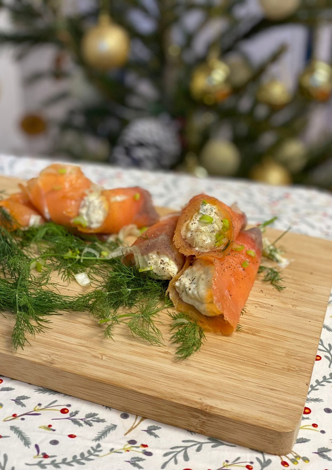 Una foto de Rollitos de salmón ahumado con crema de queso y mango