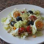 Salada de Alface, com ovo, feta, tomate e azeitonas