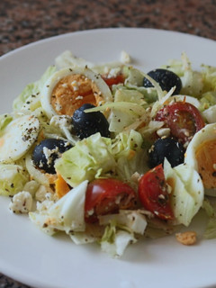 Foto de Salada de Alface, com ovo, feta, tomate e azeitonas