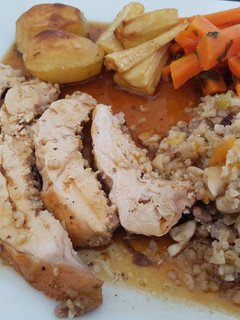 Una foto de Pavo de Navidad con relleno de frutos secos, frutas, longaniza ibérica y cava