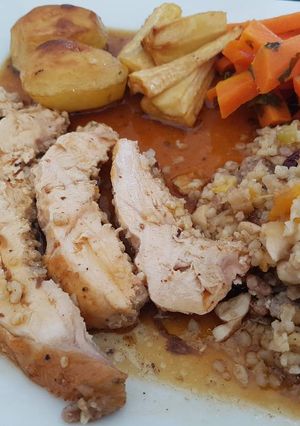 Una foto de Pavo de Navidad con relleno de frutos secos, frutas, longaniza ibérica y cava
