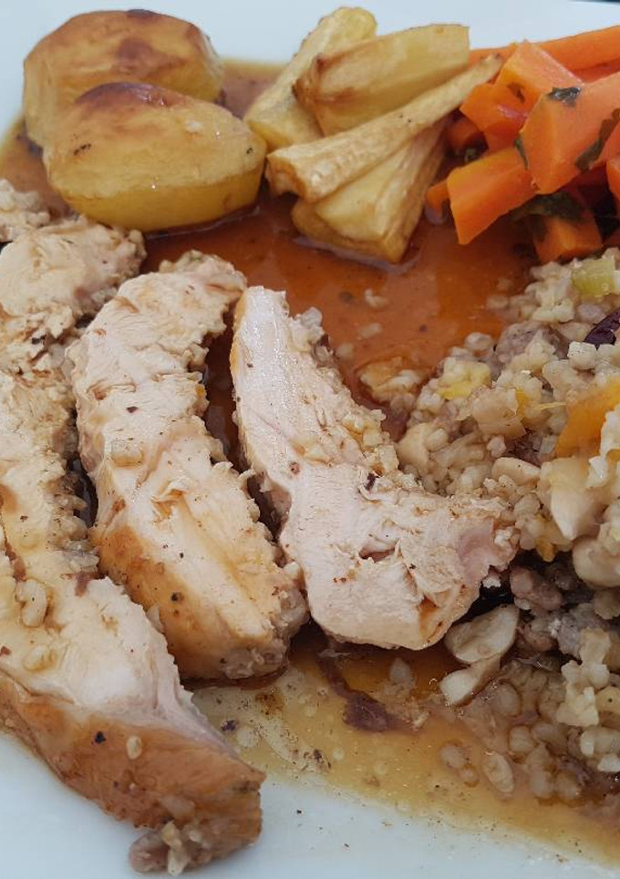 Una foto de Pavo de Navidad con relleno de frutos secos, frutas, longaniza ibérica y cava