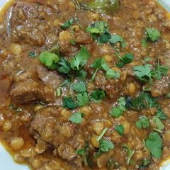 A picture of Dal chana gosht.