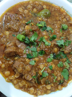 A picture of Dal chana gosht.