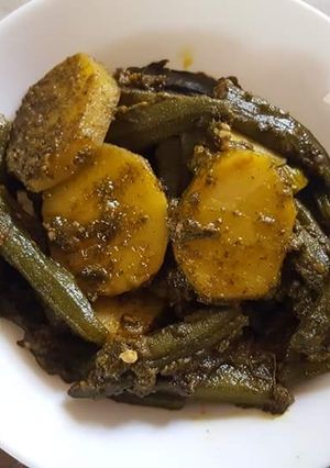 A picture of Fried bhindi potatoes sabzi.