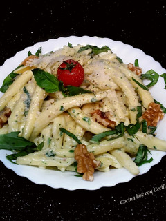 Una foto de Pasta con salsa cremosa de albahaca y nueces