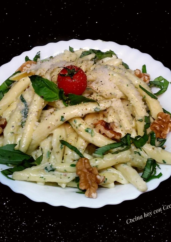 Una foto de Pasta con salsa cremosa de albahaca y nueces