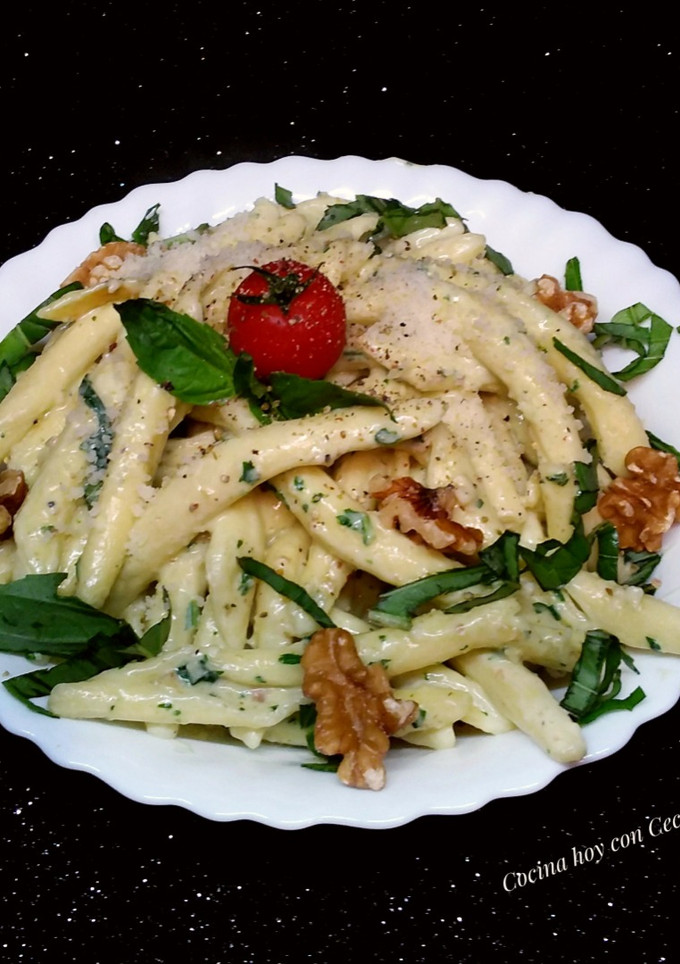 Una foto de Pasta con salsa cremosa de albahaca y nueces