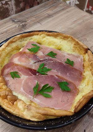 Une photo de Dutch baby pancake raclette