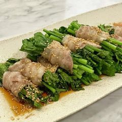 A picture of Wrapped pea sprouts with pork.