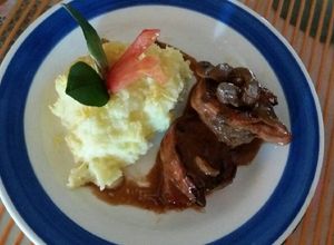 Una foto de Lomo de res en salsa de champiñones y pimienta