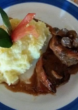Una foto de Lomo de res en salsa de champiñones y pimienta
