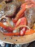 Bife com tomate e cebola