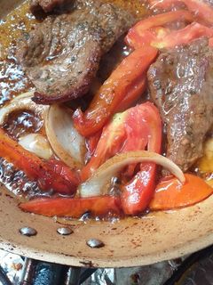 Foto de Bife com tomate e cebola