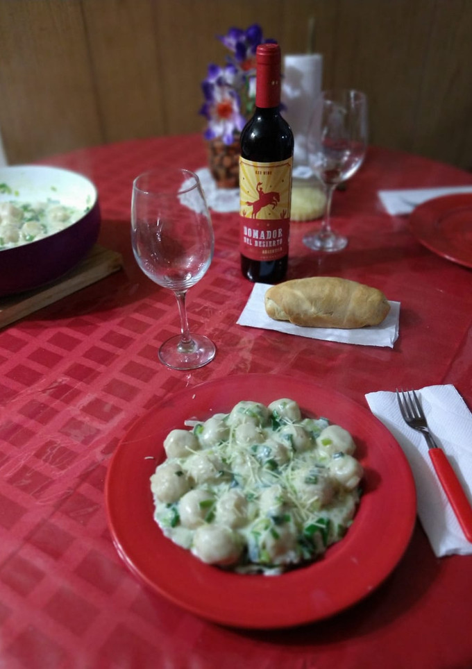 Una foto de Ñoquis rellenos de jamón con salsa de puerros